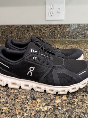 On Running Cloud Men’s Running Shoes - Black/White size 10